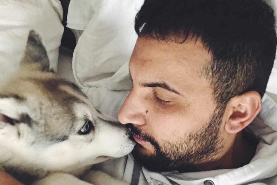 Attila Hildmann und sein Welpe Akira, den er aus dem Tierheim gerettet hat.