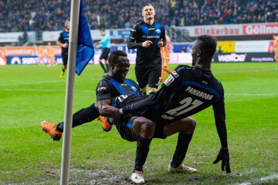 Bernard Tekpetey (l.) jubelt zusammen mit Babacar Gueye auf eine ganz eigene Art und Weise.