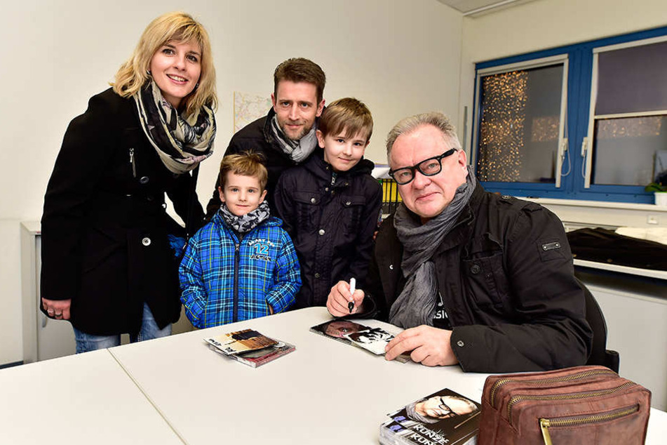 Bei einer kleinen Autogrammstunde im Chemnitz Center traf Kunze auf seine Fans. Christiane Schneider (37), Emil (6), Erik (12) und Lebenspartner Nico Kunze (40) freuten sich über das Treffen.