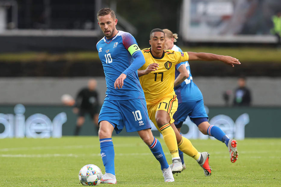 Er ist Kapitän der isländischen Nationalmannschaft, seit Jahren Stammspieler in der Premier League und hat eine traumhaft schöne Verlobte: Gylfi Sigurdsson (l.).
