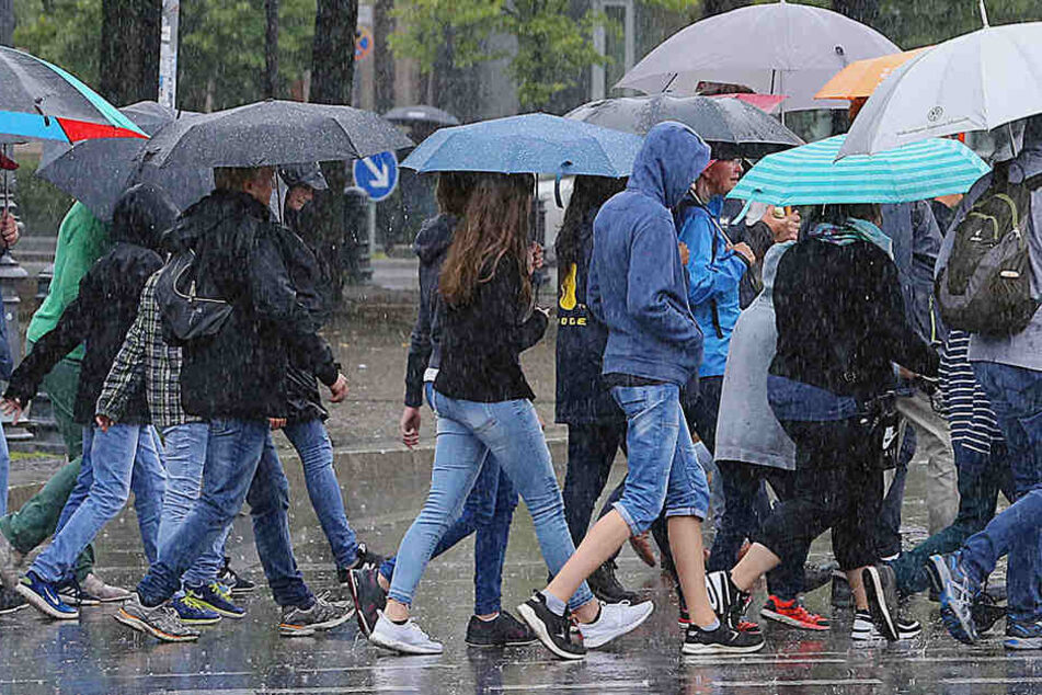 Am Donnerstagvormittag soll es erneut zu Starkregen in Berlin und Brandenburg kommen. (Symbolbild)