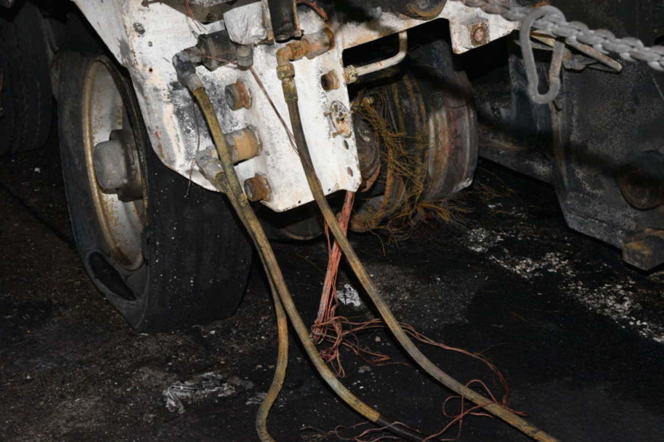 Weil die Reifen Feuer fingen, war das Fahrzeug nicht mehr Fahrtüchtig.