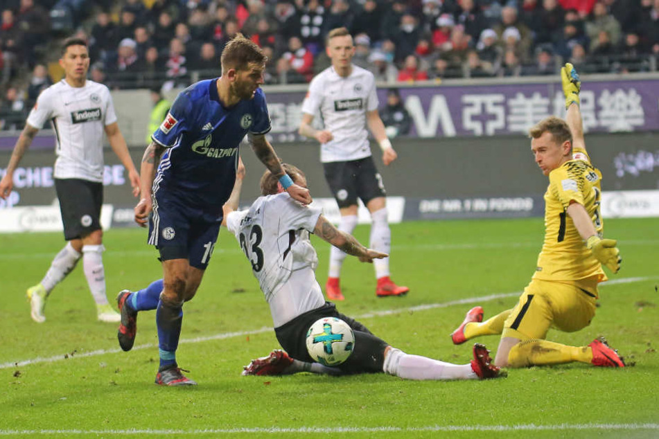 Lukas Hradecky (rechts) und seine Teamkollegen hindern Guido Burgstaller daran, ein Tor zu erzielen.