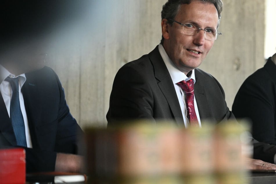 Georg Gelhausen, Bürgermeister von Merzenich, spricht bei einer Pressekonferenz zur Vorstellung des ersten "Hambi-Honig" aus dem Hambacher Forst.