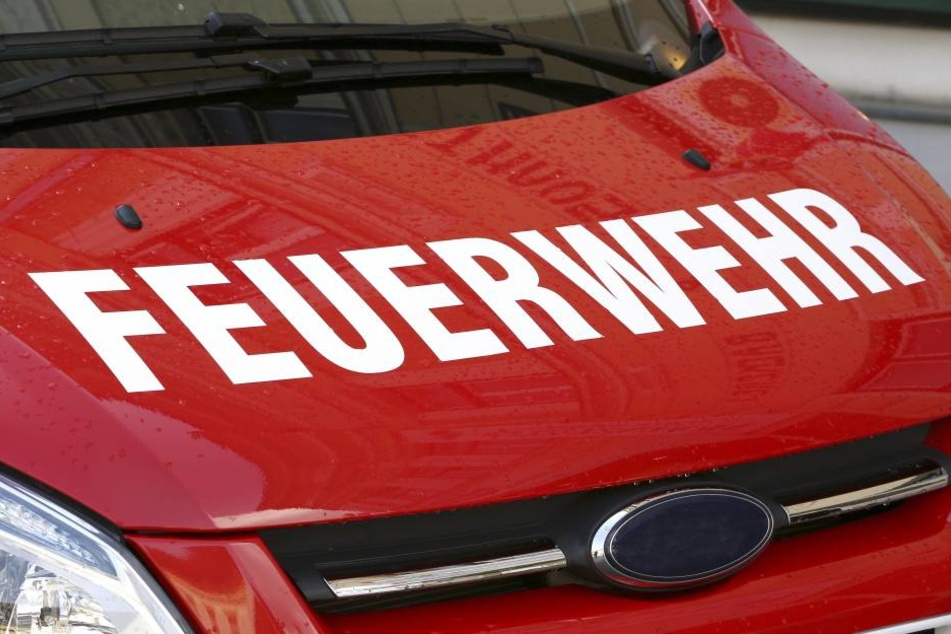 Die Feuerwehr Mittweida löschte den brennenden PKW.
