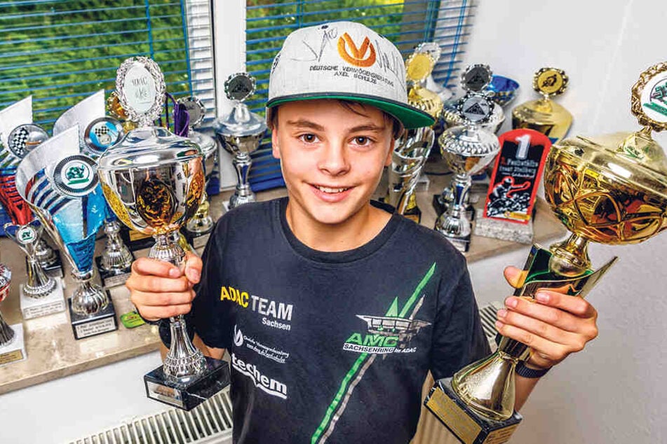 Stolz zeigt Lennox (11) Honda, Helm und Lederkluft. Drauf stehen seine
Sponsoren, unter anderem das ADAC Team Sachsen, Syko Metallbau, Gruma
Automobile, B2BA Streetwear Clothing.