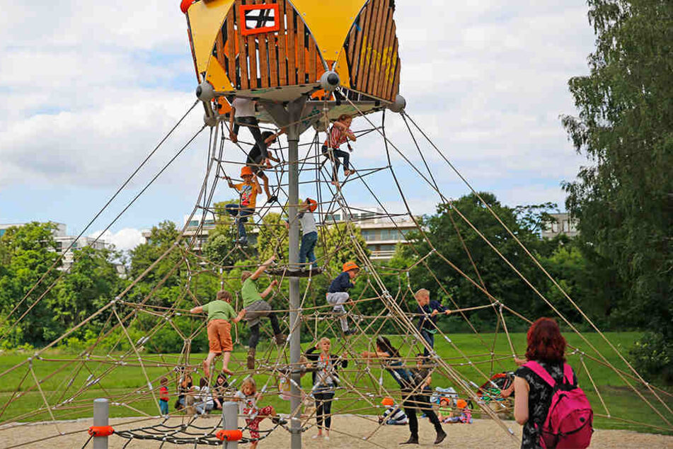 In einem Gebüsch in der Nähe der Kletterspinne wartete der Mann.