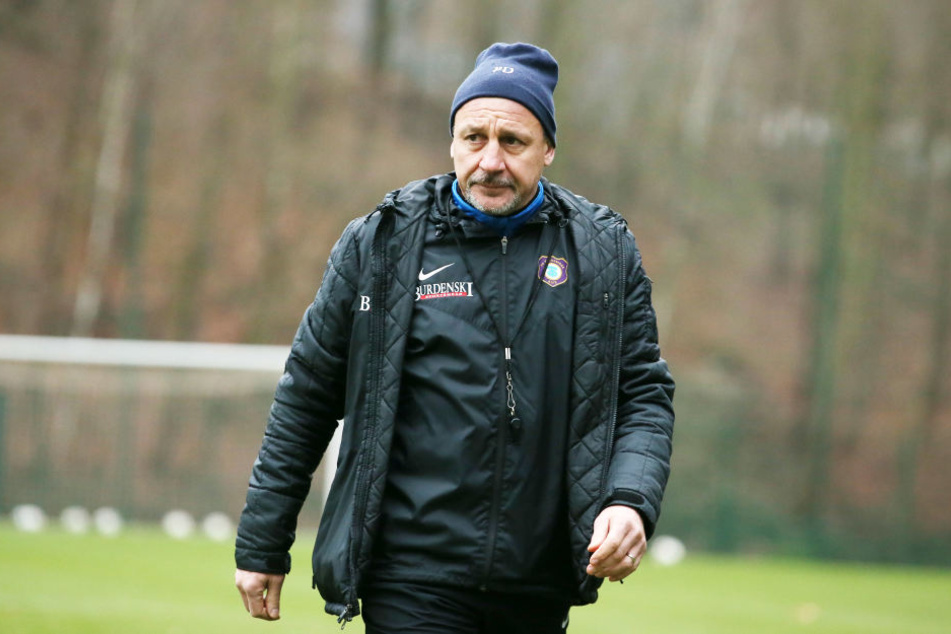 Noch guckt Pavel Dotchev grimmig. Spätestens morgen nach dem Düsseldorf-Spiel
will er wieder lachen.