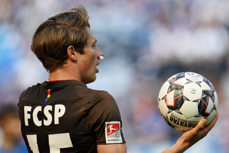 Daniel Buballa bekam bei einem Zweikampf einen auf die Nase und spielte kurzzeitig mit einem Wattebausch.
