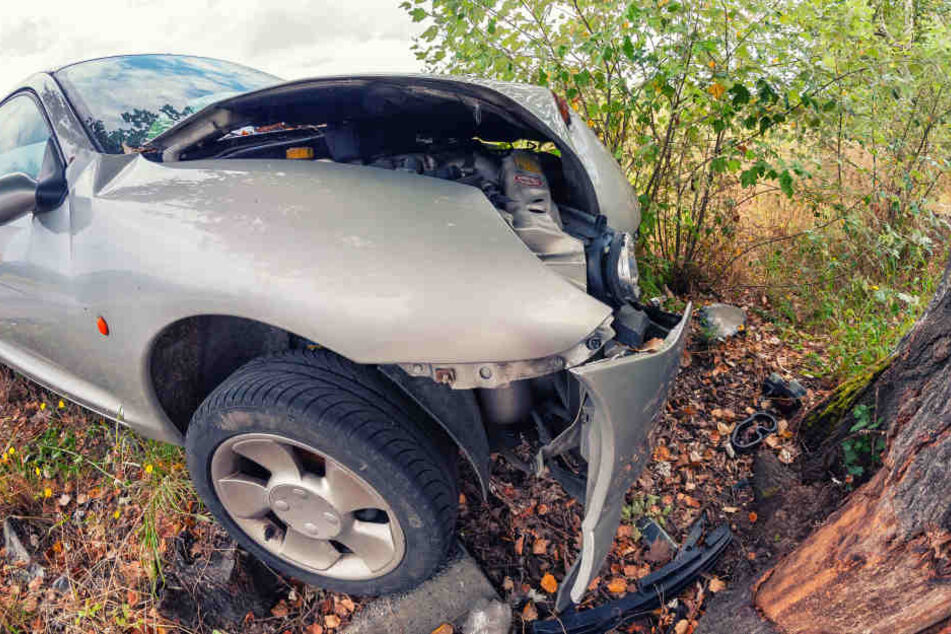 Der Rentner krachte mit seinem Skoda gegen einen Baum. (Symbolbild)