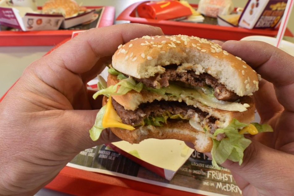 Bald braucht man nicht mehr vor die Tür: McDonald's weitet seinen Lieferdienst aus .