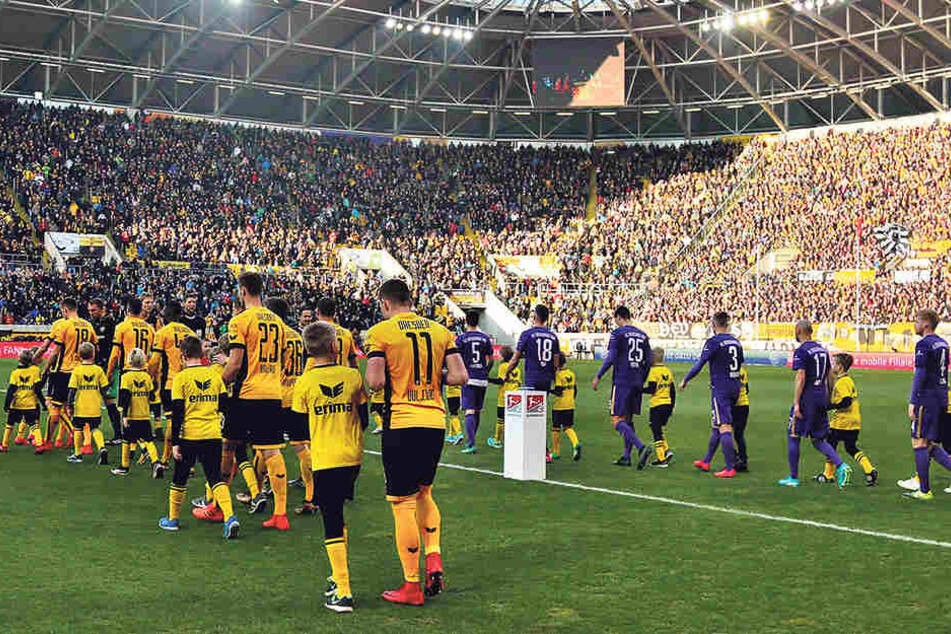 Wann laufen die Teams aus Dresden und Aue ins Rudolf-Harbig-Stadion ein? Geplant ist am Freitag, 19. Oktober. Doch nach jetzigem Stand der Dinge könnte es auch erst einen Tag später passieren.