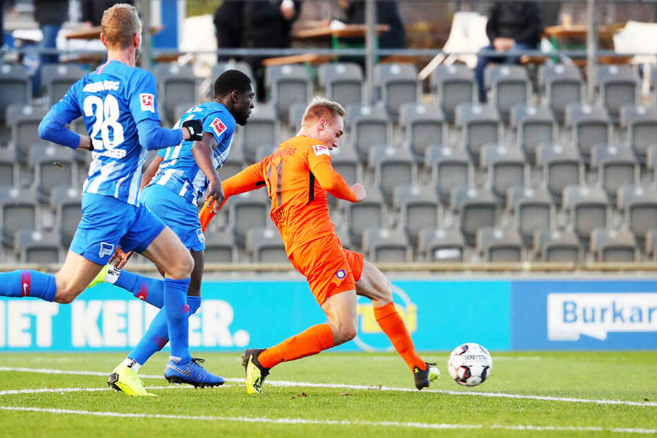 Florian Krüger (r.) trifft zum zwischenzeitlichen 1:0 für Erzgebirge Aue.
