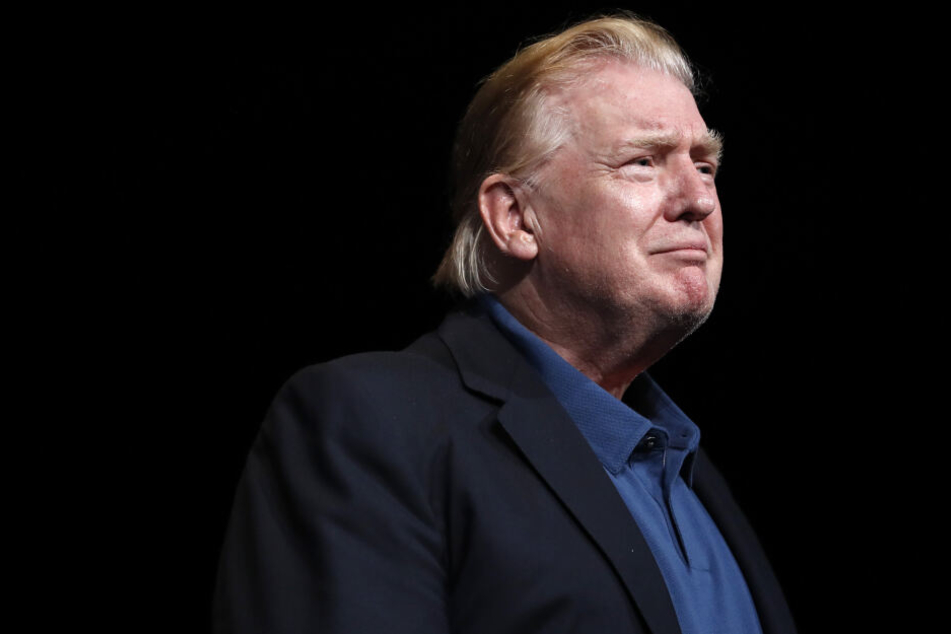 Trump überrascht Gottesdienstbesucher mit neuem Look.
