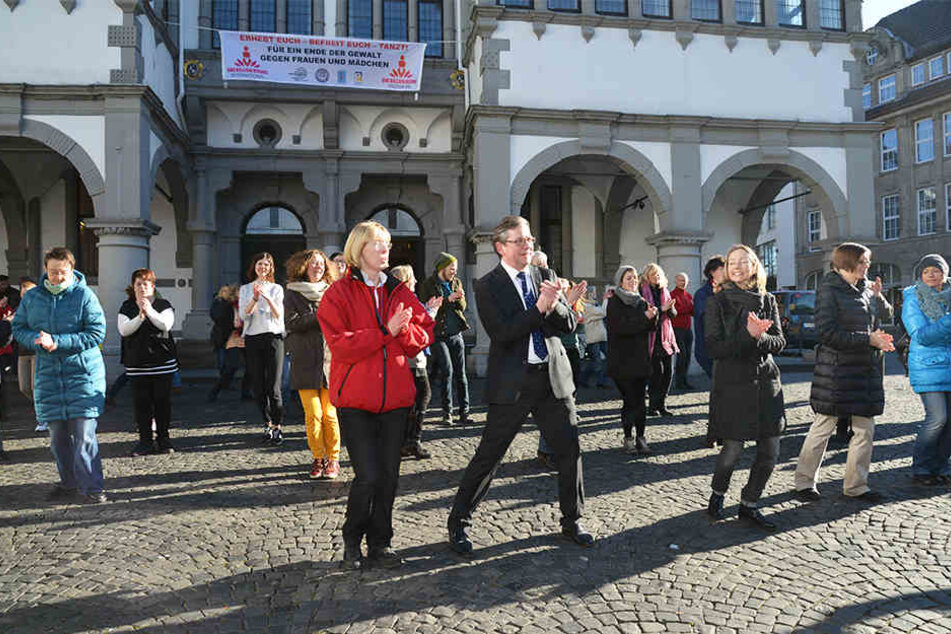 Im vergangenen Jahr tanzte Paderborns Bürgermeister Michael Dreier (Mitte) bei der Aktion "One Billion Rising" gegen Gewalt an Frauen.