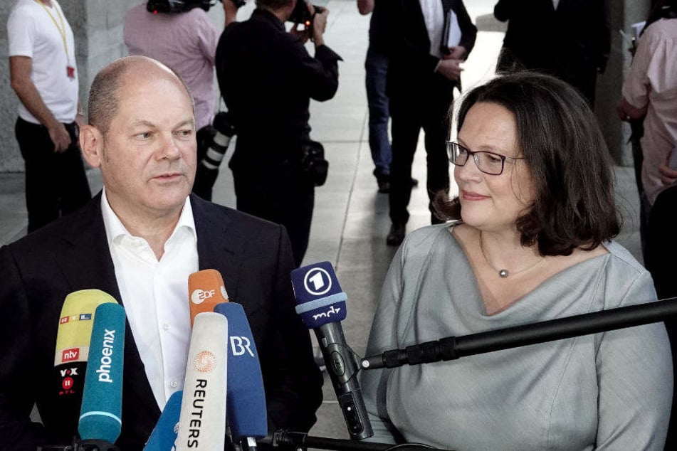 Olaf Scholz und Andrea Nahes sprechen mit den Medienvertretern.