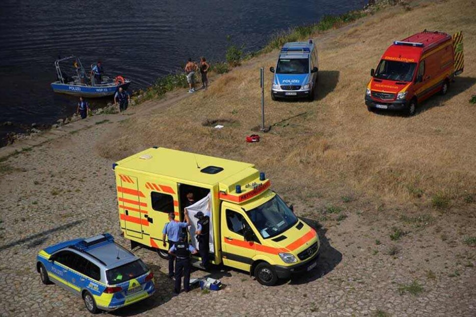 Im Rettungswagen kämpfen die Ärzte um das Leben des 10-Jährigen.