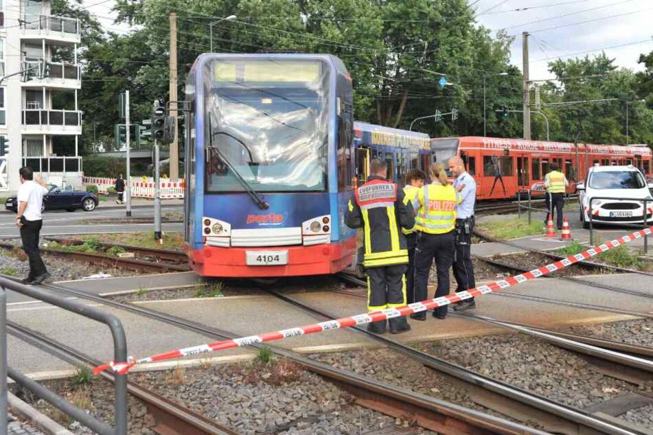 Rettungskräfte am Unfallort in Longerich.