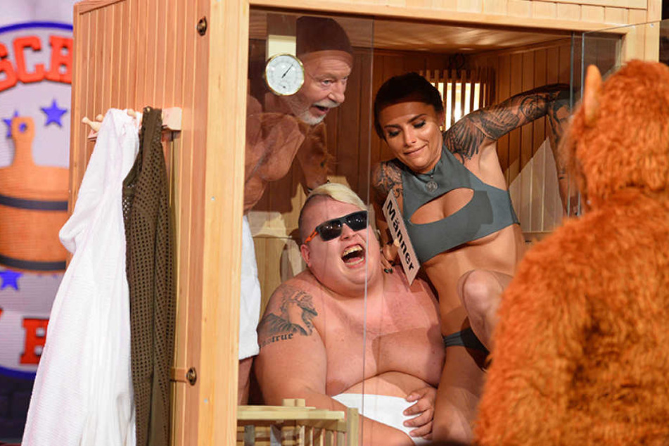 Sophia Thomalla (27) macht es sich mit Hans Entertainment (22, m.) und Bill Mockridge (69) in der Sauna gemütlich.