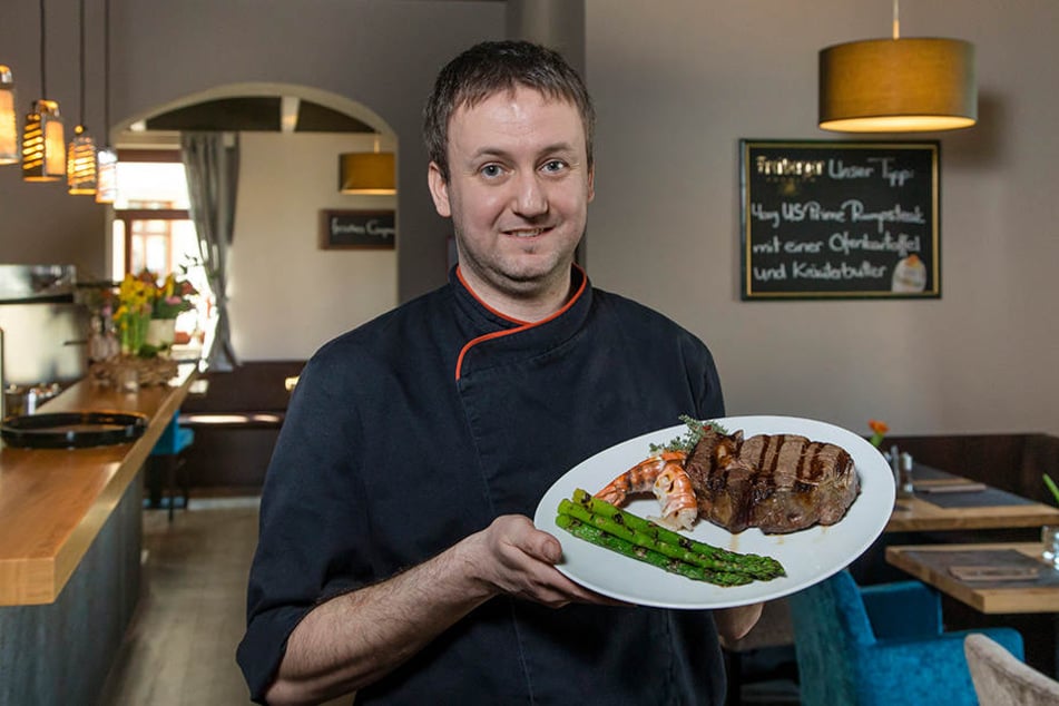 Küchenchef Ulf Oeser (33) empfiehlt ein Rib Eye Steak mit grünem Spargel.