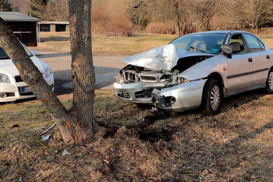Die Mitsubishi-Fahrerin fuhr erst in Schlangenlinien und krachte dann am Hohen Hain in Limbach-Oberfrohna gegen einen Baum.