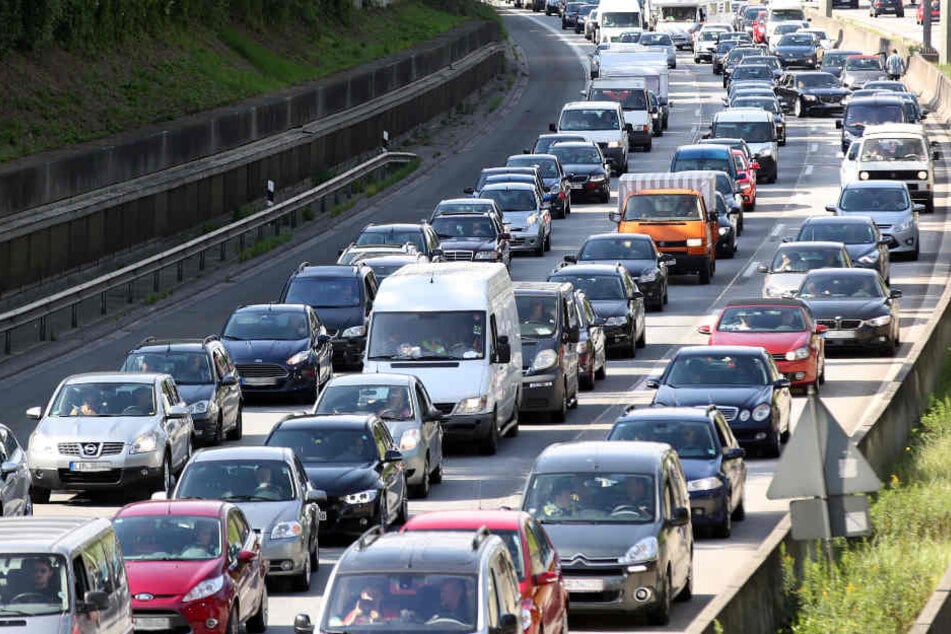 Vor allem im Großraum Hamburg brauchen Autofahrer viel Geduld. (Archivbild)