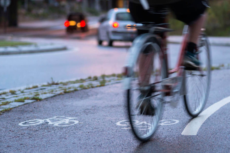 Erst riefen die Männer dem Radfahrer freche Sprüche zu, dann prügelten sie auf ihn ein, als er sich wehrte. (Symbolbild)