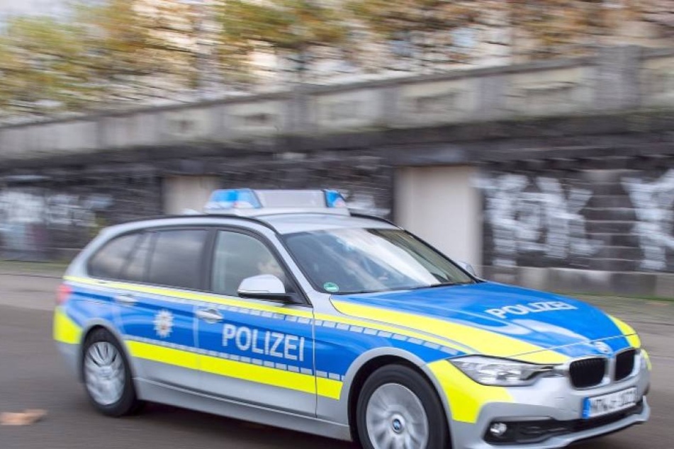 Der Mann schlug mit einer Axt auf den Streifenwagen ein. (Symbolbild)