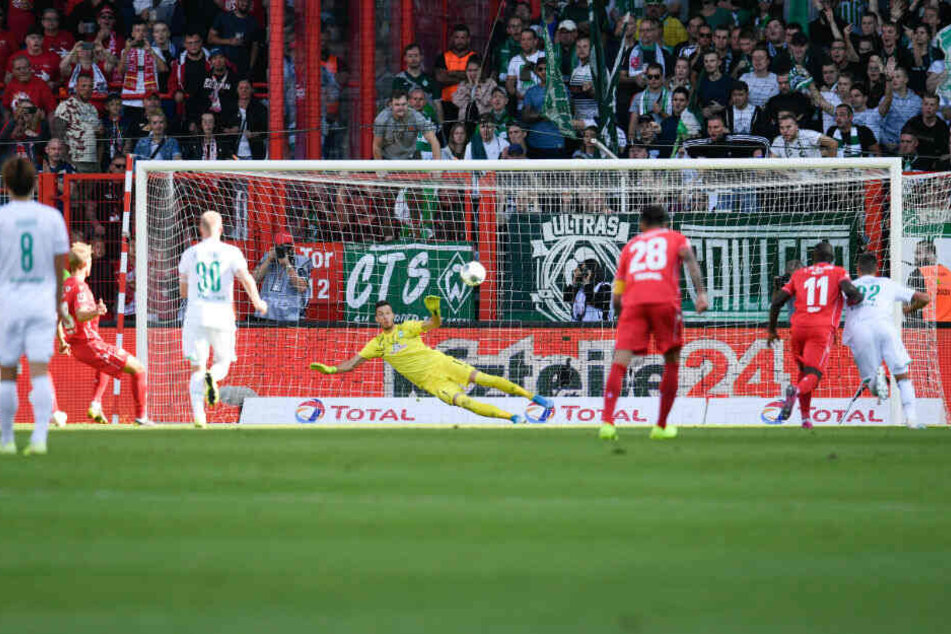 Sebastian Andersson verwandelt den Elfmeter zum zwischenzeitlichen Ausgleich.