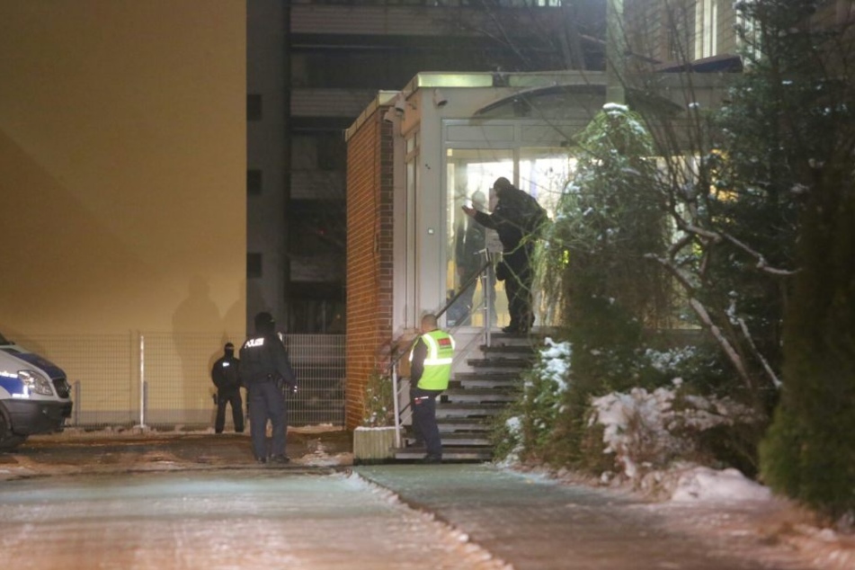 Beamte der Bundespolizei bei einer Razzia auf der Strehlener Straße in Dresden.