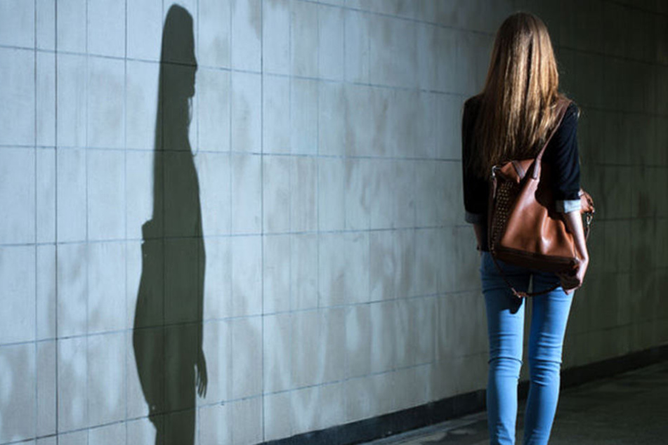 Als die Frau ihre Wohnung aufschließen wollte, wurde sie plötzlich angegriffen! (Symbolbild)