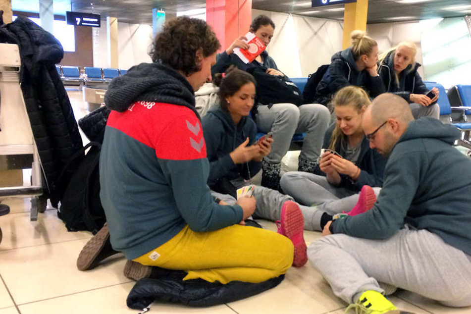Spielerinnen und Physios ließen sich die Laune nicht verderben: Sie spielten Uno.