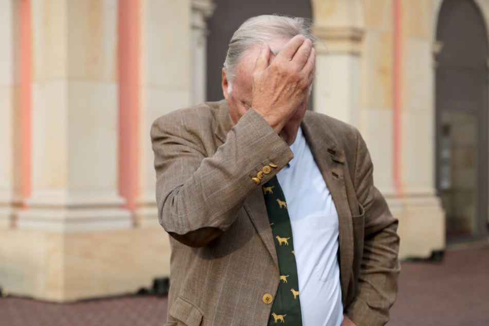 Alexander Gauland, Fraktionsvorsitzender der AfD im Bundestag, fasst sich nach dem Eintreffen am Landtag an den Kopf.