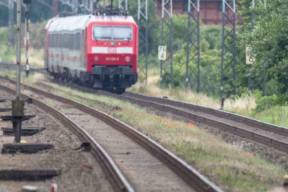 Ein Zug wurde massiv beschädigt. Verletzt wurde keiner. (Symbolfoto)