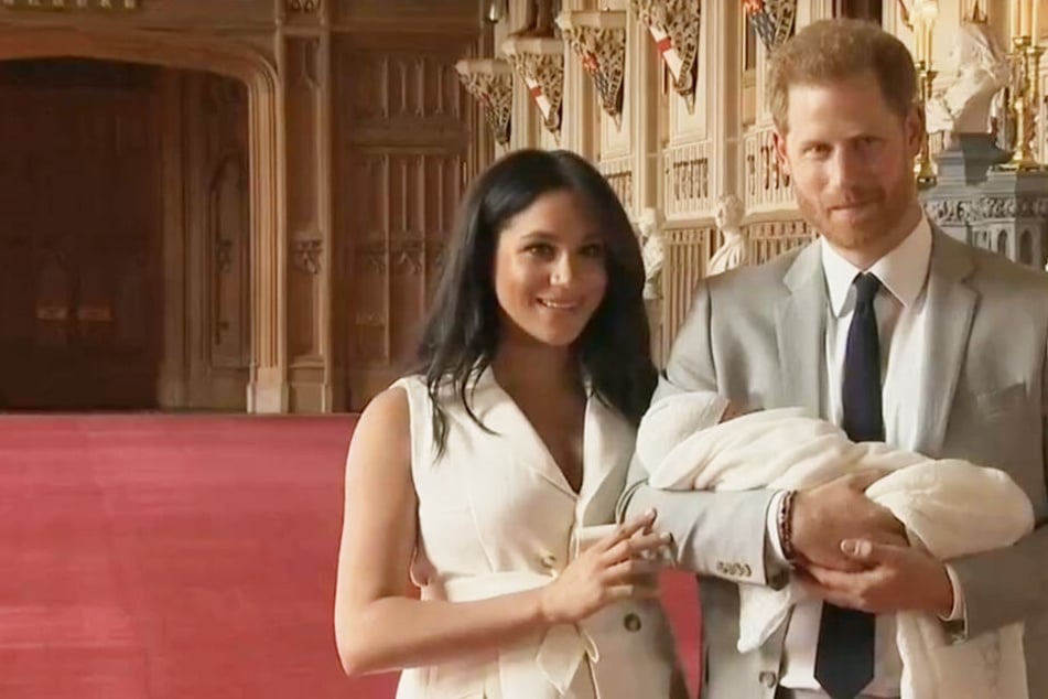 Meghan und Harry zeigten sich erstmals zusammen mit ihrem Baby vor laufender Kamera.