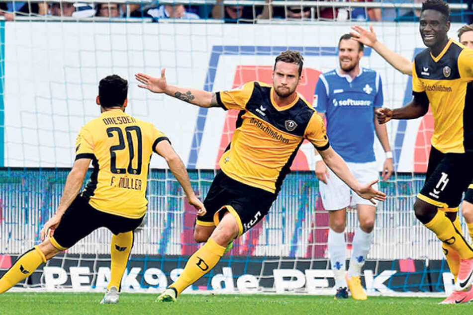 Manuel Konrad (Nummer 5) hat abgezogen, der Ball schlägt zum 2:1 für Dynamo im Darmstädter Kasten ein.