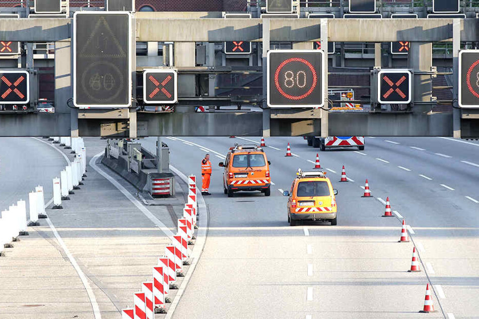 Die Autobahn südlich des Elbtunnels ist wieder frei. Die Bauarbeiten an den Lamellen sind abgeschlossen.