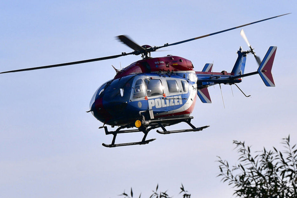 Mit mehreren Streifenwagen und einem Polizeihubschrauber verfolgte die Polizei den Verkehrschaoten. (Symbolbild)