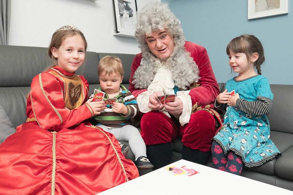 Die künftige Pfefferkuchenprinzessin Annabell Lina (7, l.) stellt dem König ihre Geschwister Elisabeth (4) und Oskar (1) vor.