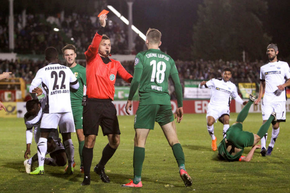 Um die Szene geht es: Nach einem harten Foul von hinten in den sprintenden Gegenspieler Bernard Tekpetey sieht Chemie Leipzigs Philipp Wendt (#18) von Schiedsrichter Christian Dietz (München) die Rote Karte.