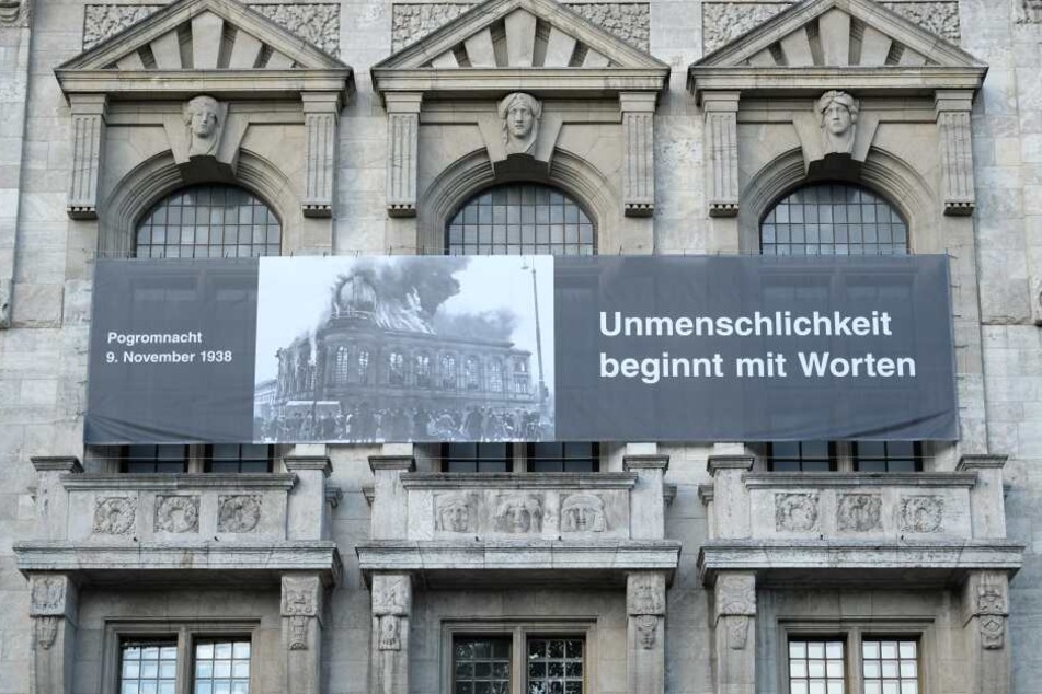 Erinnerung an die Reichspogromnacht 1938: 2018 hatte Leipzigs Stadtverwaltung ein Banner mit dem Bild der brennenden Synagoge aus Frankfurt am Main am Neuen Rathaus angebracht. (Archiv)