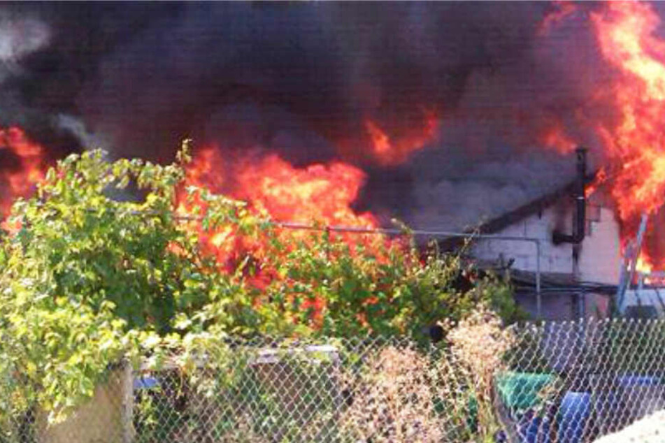 Die Einsatzkräfte erfuhren erst vor Ort, dass eine Gartenhütte in Flammen stand (Symbolbild).