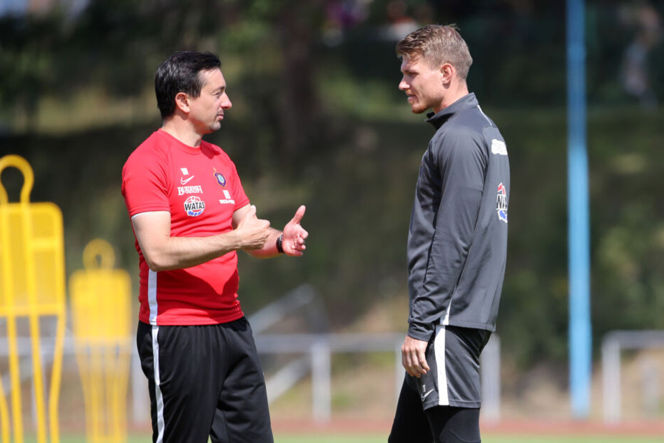 Steve Breitkreuz (r.) während des Vorbereitungscamps auf der Insel Rügen im Gespräch mit Trainer Daniel Meyer.