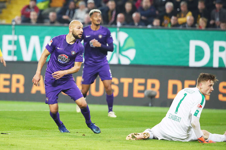 Im Hinspiel überwand Philipp Riese (l.) Dynamos Keeper Markus Schubert zum 0:1. Am Ende hieß es 1:1.