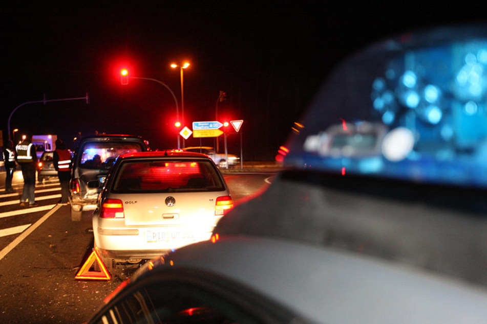 Mehrere Fahrzeuge wurden durch einen Crash bei Pirna beschädigt.