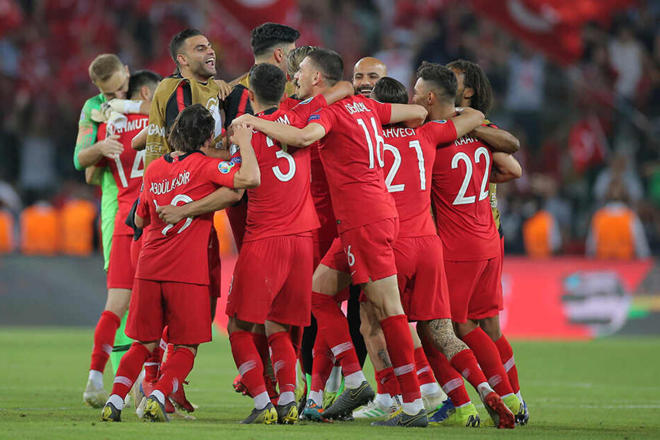 Riesen-Freude! Die türkische Fußball-Nationalmannschaft hat überraschend gegen Weltmeister Frankreich gewonnen.