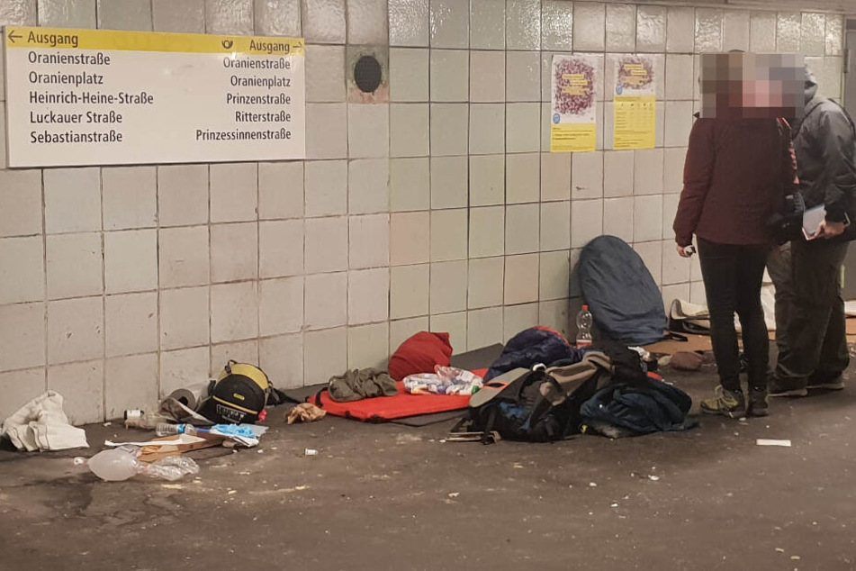 Kriminalbeamte untersuchen den Schlafplatz des verstorbenen Mannes.
