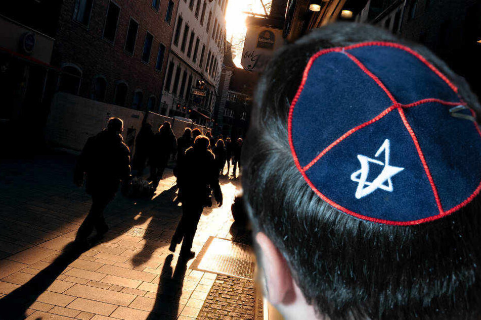 Der Staatsschutz in Düsseldorf sucht nun nach Zeugen der Tat in der Altstadt (Symbolbild).