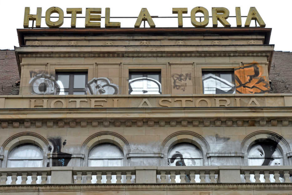 Marode, besprüht, sogar ein Buchstabe auf dem Dach fehlt schon: Das ehemalige Luxushotel "Astoria" soll demnächst wiedereröffnet werden.
