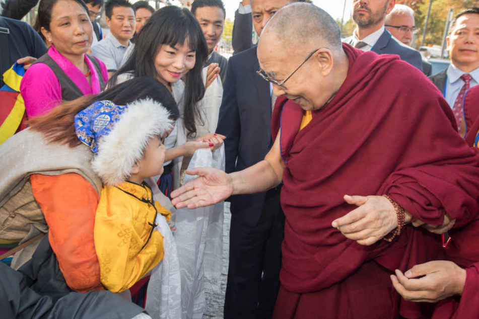 Bei seinem Besuch in Darmstadt widmete sich der Dalai Lama auch den Jüngsten.